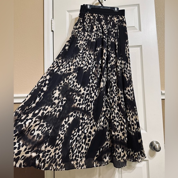 White House Black Market Dresses & Skirts - White House Black Market Leopard Skirt 🖤